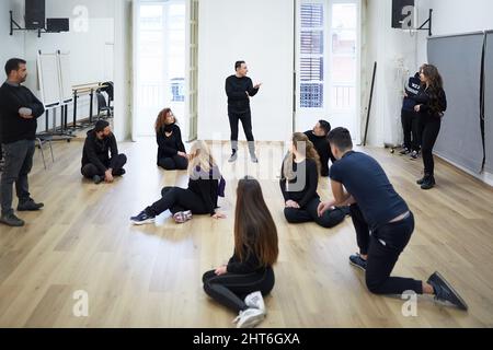 Palermo, Sicilia, Italia. 26th Feb 2022. Immersione completa nel teatro di Shakespeare e le sue influenze sulla scena odierna con l'attrice, direttore e allenatore di Londra SARAH FINCH.FINCH, insieme a teatro, cinema e istruzione, Continua a salire sui tavoli del Globe Theatre di Londra e di molti altri teatri inglesi e internazionali.FINCH conduce il laboratorio per gli attori studenti insieme A UGO BENTIVEGNA, attore e direttore dell'Accademia 'la valigia dell'attore' di Palermo. (Credit Image: © Victroria Herranz/ZUMA Press Wire) Foto Stock