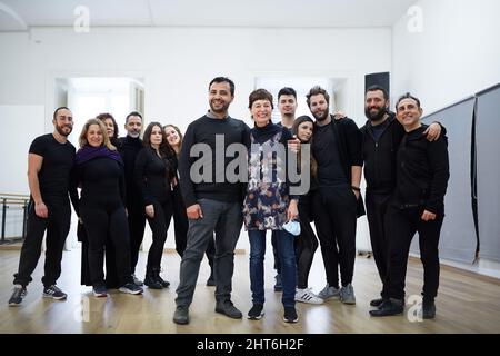 Palermo, Sicilia, Italia. 26th Feb 2022. Immersione completa nel teatro di Shakespeare e le sue influenze sulla scena odierna con l'attrice, direttore e allenatore di Londra SARAH FINCH.FINCH, insieme a teatro, cinema e istruzione, Continua a salire sui tavoli del Globe Theatre di Londra e di molti altri teatri inglesi e internazionali.FINCH conduce il laboratorio per gli attori studenti insieme A UGO BENTIVEGNA, attore e direttore dell'Accademia 'la valigia dell'attore' di Palermo. (Credit Image: © Victroria Herranz/ZUMA Press Wire) Foto Stock