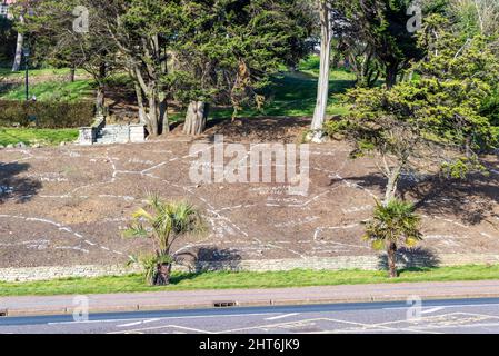 Sezioni di Cliff Gardens a Southend on Sea, Essex, Regno Unito, segnato per la piantagione di piante di nome. Piano di aiuole di fiori per piantare, compreso Achillea Foto Stock