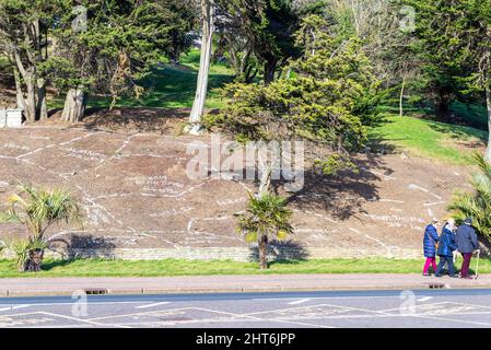 Sezioni di Cliff Gardens a Southend on Sea, Essex, Regno Unito, segnato per la piantagione di piante di nome. Piano di aiuole di fiori per piantare, compreso Achillea Foto Stock