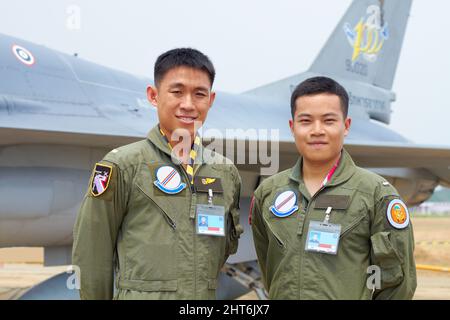 Pilota e copilota - fratelli in armi. Un colpo di due piloti combattenti asiatici fiduciosi. Foto Stock