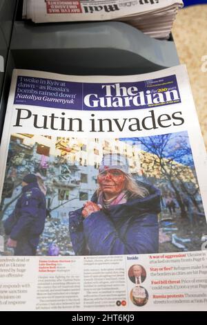 Russia Vladimir 'Putin invade' Kiev Ucraina invasione il giornale Guardian prima pagina del titolo del giornale il 25th febbraio 2022 Londra Inghilterra UK Foto Stock