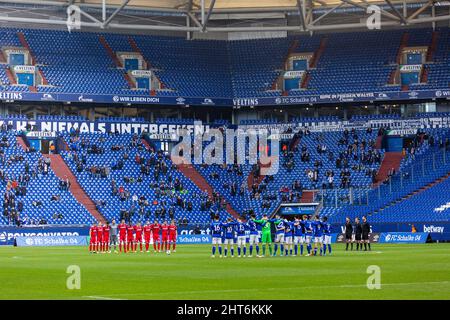 Sport, calcio, Lega Regionale Ovest, 2021/2022, FC Schalke 04 U23 vs. Rot Weiss Essen 1-2, Veltins Arena Gelsenkirchen, minuto di silenzio come espressione di solidarietà per la popolazione Ucraina dopo l'invasione russa e in onore del U23 calciatore Jordi Bongard di Borussia Moenchengladbach è morto in un incidente d'auto Foto Stock