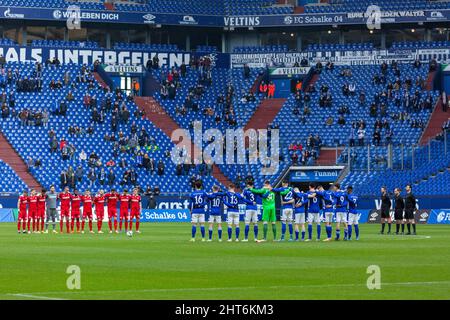 Sport, calcio, Lega Regionale Ovest, 2021/2022, FC Schalke 04 U23 vs. Rot Weiss Essen 1-2, Veltins Arena Gelsenkirchen, minuto di silenzio come espressione di solidarietà per la popolazione Ucraina dopo l'invasione russa e in onore del U23 calciatore Jordi Bongard di Borussia Moenchengladbach è morto in un incidente d'auto Foto Stock