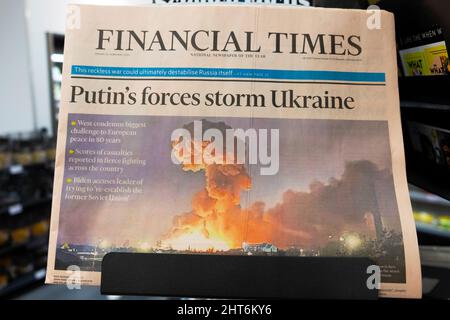 Financial Times FT giornale headline 'le forze di Putin tempesta Ucraina' prima pagina su edicola 25 Febbraio 2022 Londra Inghilterra Regno Unito Gran Bretagna Foto Stock