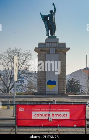 Bandiera Ucraina spruzzata sulla statua di un soldato rosso dell'esercito a Brno, Repubblica Ceca, 27 febbraio 2022, in risposta all'invasione russa dell'Ucraina. (CTK Photo/Patrik Uhlir) Foto Stock