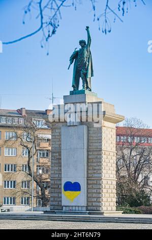 Bandiera Ucraina spruzzata sulla statua di un soldato rosso dell'esercito a Brno, Repubblica Ceca, 27 febbraio 2022, in risposta all'invasione russa dell'Ucraina. (CTK Photo/Patrik Uhlir) Foto Stock