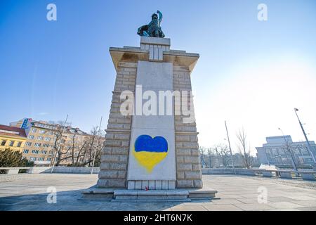 Bandiera Ucraina spruzzata sulla statua di un soldato rosso dell'esercito a Brno, Repubblica Ceca, 27 febbraio 2022, in risposta all'invasione russa dell'Ucraina. (CTK Photo/Patrik Uhlir) Foto Stock