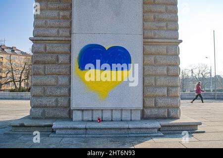 Bandiera Ucraina spruzzata sulla statua di un soldato rosso dell'esercito a Brno, Repubblica Ceca, 27 febbraio 2022, in risposta all'invasione russa dell'Ucraina. (CTK Photo/Patrik Uhlir) Foto Stock