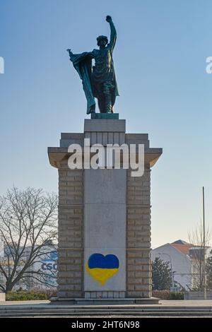 Bandiera Ucraina spruzzata sulla statua di un soldato rosso dell'esercito a Brno, Repubblica Ceca, 27 febbraio 2022, in risposta all'invasione russa dell'Ucraina. (CTK Photo/Patrik Uhlir) Foto Stock