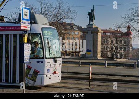 Bandiera Ucraina spruzzata sulla statua di un soldato rosso dell'esercito a Brno, Repubblica Ceca, 27 febbraio 2022, in risposta all'invasione russa dell'Ucraina. (CTK Photo/Patrik Uhlir) Foto Stock