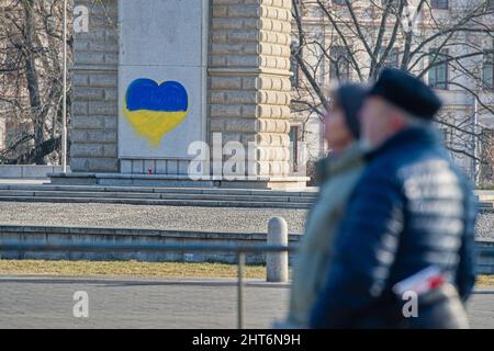 Bandiera Ucraina spruzzata sulla statua di un soldato rosso dell'esercito a Brno, Repubblica Ceca, 27 febbraio 2022, in risposta all'invasione russa dell'Ucraina. (CTK Photo/Patrik Uhlir) Foto Stock