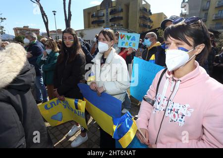 Cassino, Italia. Febbraio 27, 2022. Manifestazione contro la guerra in Ucraina. Credit: Antonio Nardelli / Alamy Live News Foto Stock