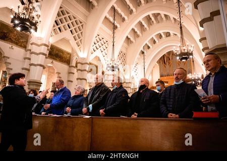 Alla veglia partecipa un coro composto da cittadini ucraini. Una veglia congiunta per il popolo ucraino si è svolta nella Chiesa di Senhora da Conceição in Piazza Marquês, a Porto, organizzata dalla Parrocchia Ortodossa Ucraina di San Pantaleon e dalla Parrocchia Cattolica di Senhora da Conceição. Foto Stock