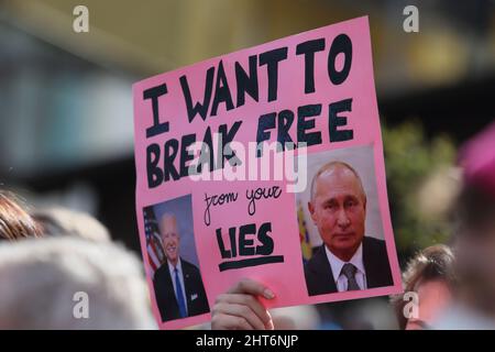 Cassino, Italia. Febbraio 27, 2022. Manifestazione contro la guerra in Ucraina. Credit: Antonio Nardelli / Alamy Live News Foto Stock