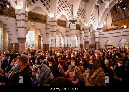 La gente tiene le candele che bruciano durante la veglia. Una veglia congiunta per il popolo ucraino si è svolta nella Chiesa di Senhora da Conceição in Piazza Marquês, a Porto, organizzata dalla Parrocchia Ortodossa Ucraina di San Pantaleon e dalla Parrocchia Cattolica di Senhora da Conceição. Foto Stock