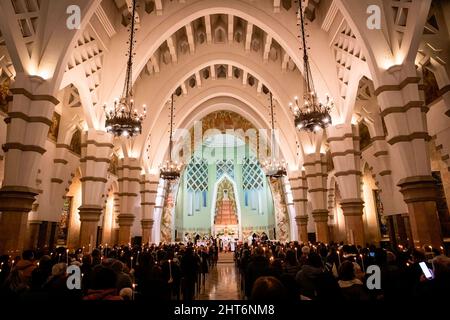 La gente tiene le candele che bruciano durante la veglia. Una veglia congiunta per il popolo ucraino si è svolta nella Chiesa di Senhora da Conceição in Piazza Marquês, a Porto, organizzata dalla Parrocchia Ortodossa Ucraina di San Pantaleon e dalla Parrocchia Cattolica di Senhora da Conceição. Foto Stock