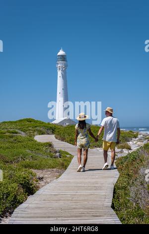 Coppia uomo e donne in visita al faro di Slangkop Kommetjie Città del Capo Sud Africa, il faro Slangkop nel villaggio di Kommetjie sulla penisola di Città del Capo. Foto Stock