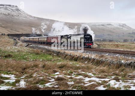 In un blizzard, la locomotiva a vapore 'Tangmere' con 'la Belle Settentrionale' speciale viaggia fino al gradiente fino alla cima del Settle-Carlisle. Foto Stock