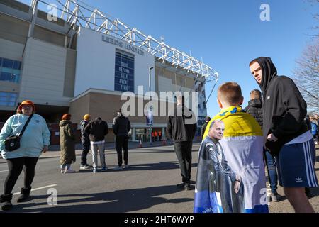 Un giovane sostenitore del Leeds United si trova fuori dall'Elland Road Stadium, con una bandiera Marcelo Bielsa, in quanto il manager è stato saccheggiato dal club questa mattina a Leeds, Regno Unito il 2/27/2022. (Foto di James Heaton/News Images/Sipa USA) Foto Stock