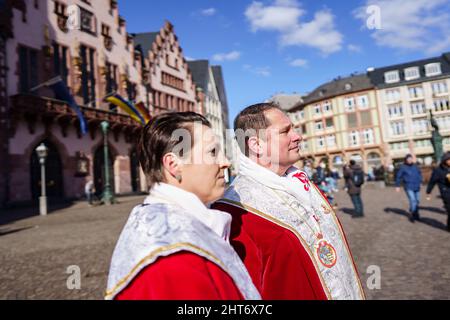 Hessen, Germania. 27th Feb 2022. 27 febbraio 2022, Hessen, Francoforte sul meno: Axel Heilmann, il presidente del Gran Consiglio del Carnevale di Francoforte (r), si trova a mezzogiorno con il suo compagno Kerstin Cikac sul Römerberg, dove normalmente la grande sfilata di carnevale di Francoforte avrebbe luogo proprio in questo momento. Le associazioni di carnevale di Francoforte hanno annullato l'evento su Römerberg a causa dell'attacco russo all'Ucraina. Foto: Frank Rumpenhorst/dpa Credit: dpa Picture Alliance/Alamy Live News Foto Stock
