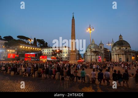 Roma, Italia, 29 giugno 2014: Gli amanti dei concerti guardano il Roma-Coca Cola Summer Festival 2014 all'esterno di Piazza del Popolo, durante un'estate senza nuvole ev Foto Stock