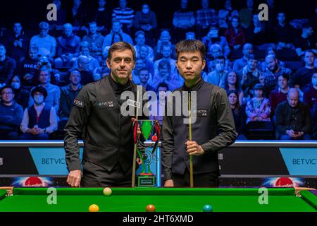 MILTON KEYNES, REGNO UNITO. 27th Feb 2022. Ronnie o’Sullivan / Fan Zhengyi in finale durante i 2022 European Masters alla Marshall Arena di domenica 27 febbraio 2022 a MILTON KEYNES, INGHILTERRA. Credit: Taka G Wu/Alamy Live News Foto Stock