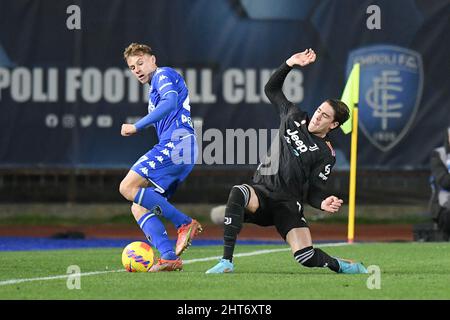 26th Febbraio 2022 : Stadio Carlo Castellani, Empoli, Italia; Serie A football, Empoli FC contro Juventus; Szymon &#x17b;urkowski di Empoli FC è stato affrontato da Dusan Vahovic del FC Juventus Foto Stock