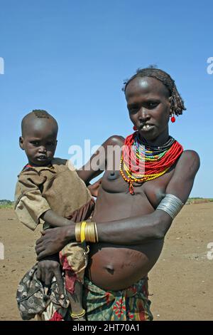 Daasanach Tribe Madre e Bambino Foto Stock