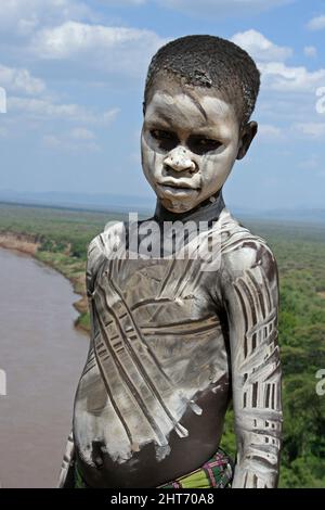 Karo Tribe Boy, Valle del fiume Omo Etiopia Foto Stock