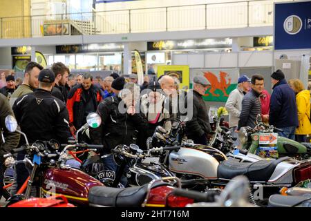 Shepton Mallet, Regno Unito. 27th Feb 2022. Il Bristol Classic Motorbike Show 2022 si svolge presso il salone di Bath and West a Shepton Mallet. La gente si riunisce da tutto il Paese per vedere e parlare di motociclette classiche. La frase più sentita è “avevo una di queste”. Credit: JMF News/Alamy Live News Foto Stock