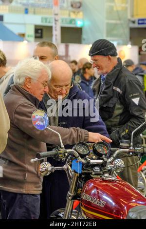 Shepton Mallet, Regno Unito. 27th Feb 2022. Il Bristol Classic Motorbike Show 2022 si svolge presso il salone di Bath and West a Shepton Mallet. La gente si riunisce da tutto il Paese per vedere e parlare di motociclette classiche. La frase più sentita è “avevo una di queste”. Credit: JMF News/Alamy Live News Foto Stock