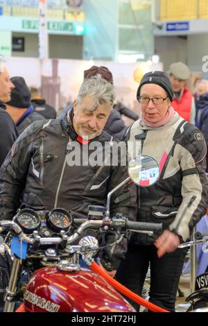 Shepton Mallet, Regno Unito. 27th Feb 2022. Il Bristol Classic Motorbike Show 2022 si svolge presso il salone di Bath and West a Shepton Mallet. La gente si riunisce da tutto il Paese per vedere e parlare di motociclette classiche. La frase più sentita è “avevo una di queste”. Credit: JMF News/Alamy Live News Foto Stock