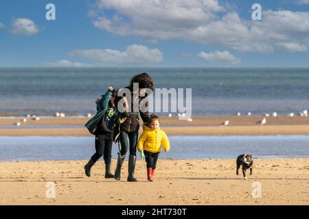 Southport, Merseyside, 27.02.22. Le persone possono sfruttare al massimo le splendide condizioni primaverili mentre si dirigono verso la spiaggia di Southport a Merseyside per una passeggiata lungo le rive dorate. Credit: Cernan Elias/Alamy Live News Foto Stock