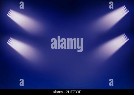 lo stadio di calcio illumina i riflettori sullo sfondo blu Foto Stock