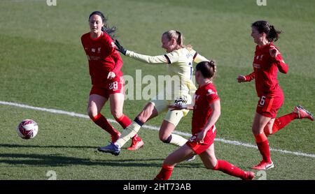 Frida Maanum di Arsenal spara durante la partita di quinta partita della Vitality Women's fa Cup al Prenton Park, Liverpool. Data foto: Domenica 27 febbraio 2022. Foto Stock