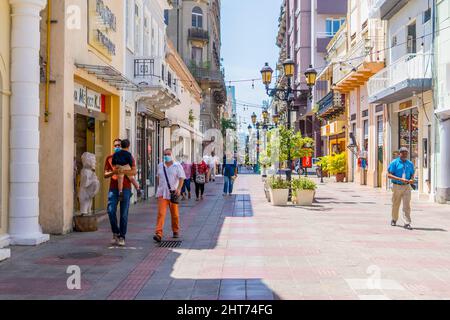 Foto di strada autentica di persone ed edifici coloniali in via El Conde nella zona coloniale. Foto Stock