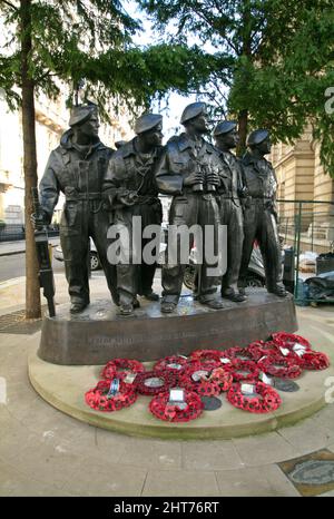 Canotta reggimento di guerra statua commemorativa con cinque soldati , Londra, Regno Unito. Foto Stock