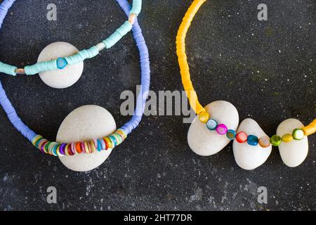 Una vista dall'alto di collane colorate con perline Foto Stock