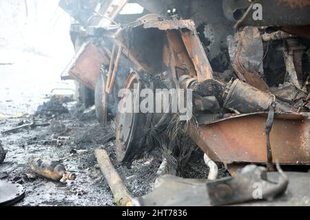 Non esclusiva: KHARKIV, UCRAINA - 26 FEBBRAIO 2022 - Un veicolo militare danneggiato è raffigurato sulla periferia di Kharkiv, Ucraina nord-orientale. Foto Stock