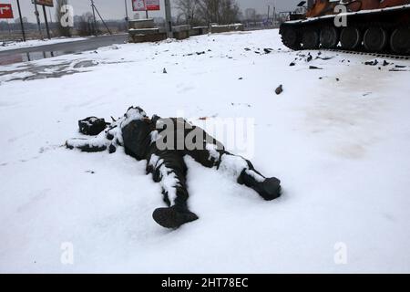 Non esclusiva: KHARKIV, UCRAINA - 26 FEBBRAIO 2022 - un corpo è raffigurato nella periferia di Kharkiv, Ucraina nord-orientale. Foto Stock