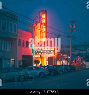 Il Teatro Balboa di notte, nel quartiere di Richmond, San Francisco, California Foto Stock