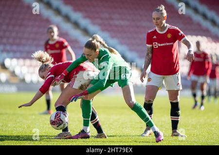 Leigh, Regno Unito. 27th Feb 2022. Leigh, Inghilterra, Feb 27th 2022: Manchester City goalkeeper, Ellie Roebuck, Man C 26 e Manchester Utd midfielder Jackie Groenen, Man U 14 Richard Callis/SPP Credit: SPP Sport Press Photo. /Alamy Live News Foto Stock