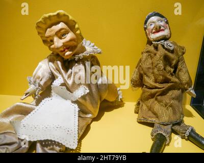 Marionette vittoriane Punch e Judy risalenti al 1800. Punch and Judy è stato uno spettacolo di burattini popolare che spesso si è svolto presso le stazioni balneari britanniche. Foto Stock