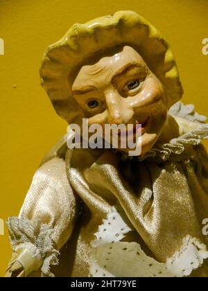 Marionette vittoriane Punch e Judy risalenti al 1800. Punch and Judy è stato uno spettacolo di burattini popolare che spesso si è svolto presso le stazioni balneari britanniche. Foto Stock