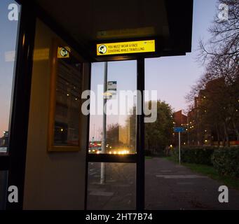 Una fermata dell'autobus con cartello elettronico in Inghilterra Foto Stock