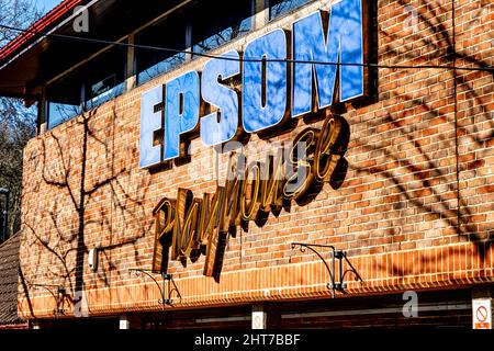 Epsom Surrey UK, febbraio 27 2022, Epsom Playhouse Theatre in Un giorno di sole senza persone Foto Stock