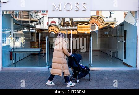 Epsom Surrey UK, febbraio 27 2022, Donna con passeggino Baby passeggiando un chiuso e vuoto High Street Retail Business dopo Covid Pandemic Foto Stock