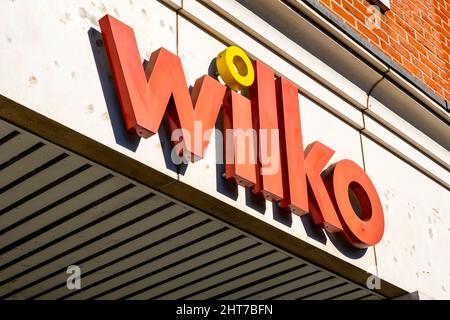 Epsom Surrey UK, Febbraio 27 2022, Wilko Discount Supermarket Shop Sign o Logo with No People Foto Stock