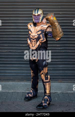 Londra, Regno Unito. 27 febbraio 2022. Una persona vestita come Marvel's Thanos arriva alla London Comic con Spring che si tiene a Kensington Olympia. Il festival celebra fumetti, film e TV. Credit: Stephen Chung / Alamy Live News Foto Stock